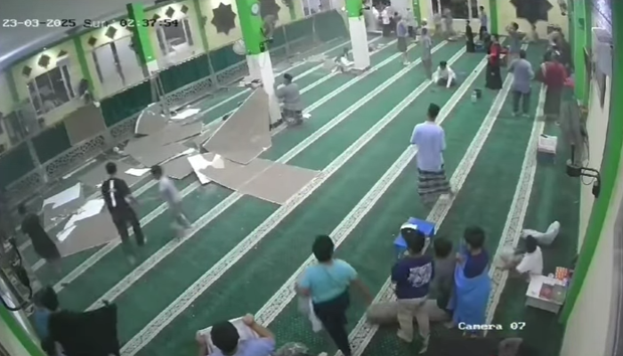 Tragis! Plafon Masjid di Bekasi Roboh, 6 Orang Luka-Luka