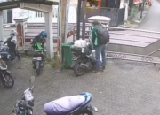 Detik-Detik Pencurian Paket Kurir Terekam CCTV di Jakarta Selatan