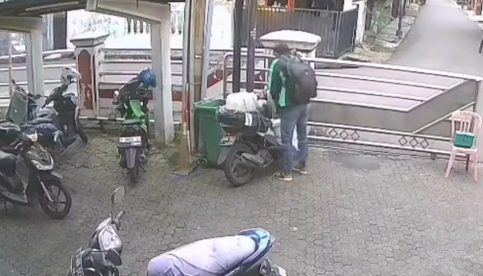 Detik-Detik Pencurian Paket Kurir Terekam CCTV di Jakarta Selatan