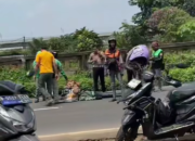 Kecelakaan di Tambun Selatan, Pengendara Ojol Tergeletak di Jalan