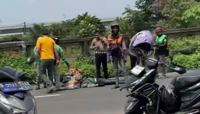 Kecelakaan di Tambun Selatan, Pengendara Ojol Tergeletak di Jalan