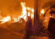 Kebakaran Hebat di Sukahaji, Puluhan Lapak Kayu Hangus Terbakar