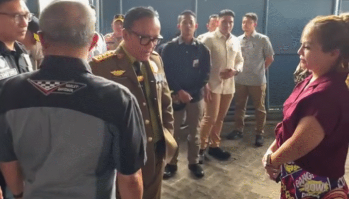 Wamenaker Temukan Kejanggalan Saat Mediasi Kasus Penahanan Ijazah