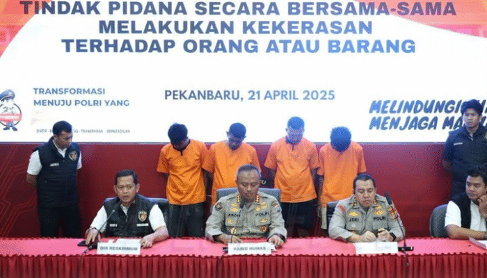 Wanita Dikeroyok Debt Collector Depan Mapolsek Bukitraya, Polisi Tak Berkutik