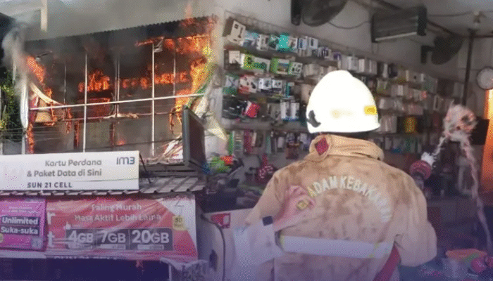 Ruko Ponsel Jatiwaringin Terbakar, Diduga akibat Korsleting Listrik