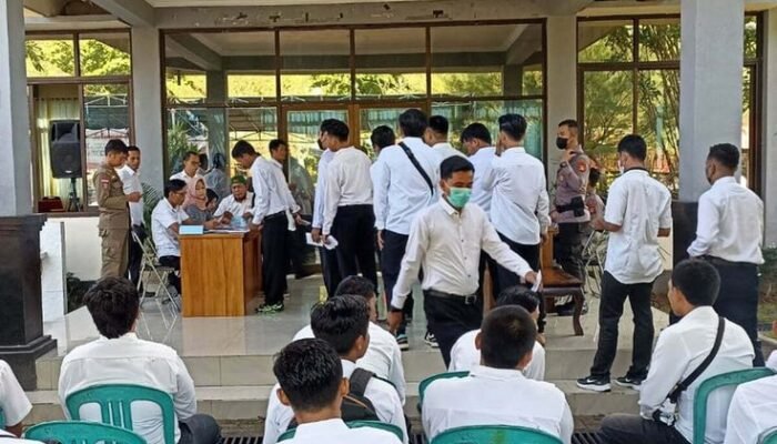 Tak Relevan, Wamenaker Hapus Beberapa Syarat Kerja