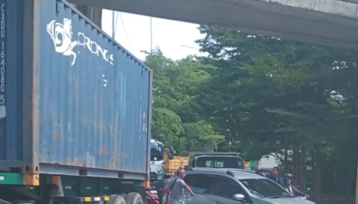Truk Trailer Alami Rem Blong di Tanjung Priok, Tumpahan Oli sebabkan Kemacetan