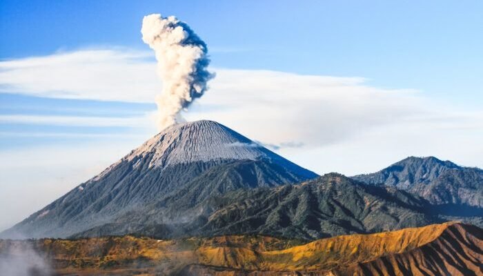 Kabar Gembira! Pendakian Gunung Semeru Resmi Dibuka Kembali