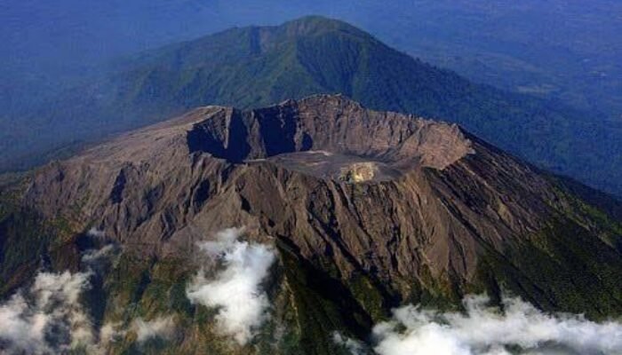 Gunung Raung Erupsi, Kolom Abu Capai 4.532 Meter di Atas Permukaan Laut