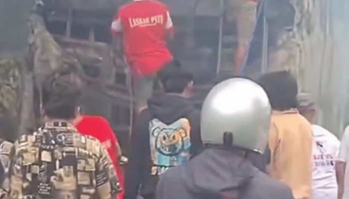 Bus Terbakar di Bangkalan, Warga Serbu Rokok Ilegal yang Berserakan