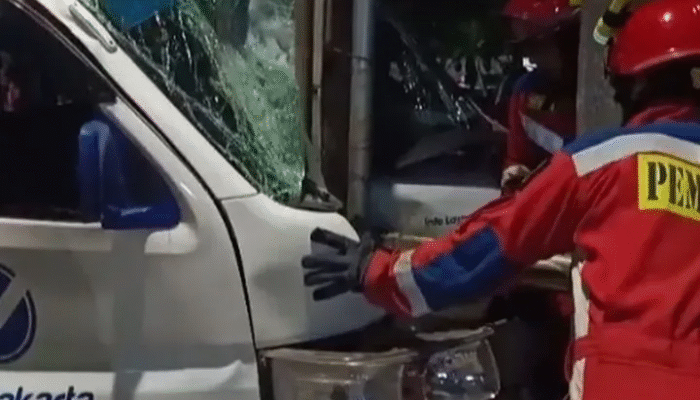 Mikrotrans Tabrak Tiang Listrik di Sunter, Sopir Diduga Mengantuk