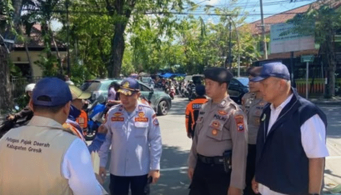 Razia Gabungan Samapta Polres dan Dishub Berantas Parkir Ilegal di Gresik