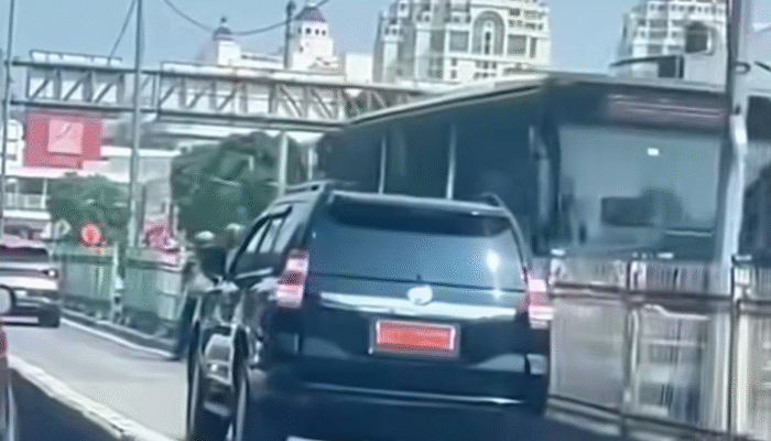 Viral Polisi Hormat ke Mobil Dinas di Jalur Busway, Ini Ucap Polda Metro