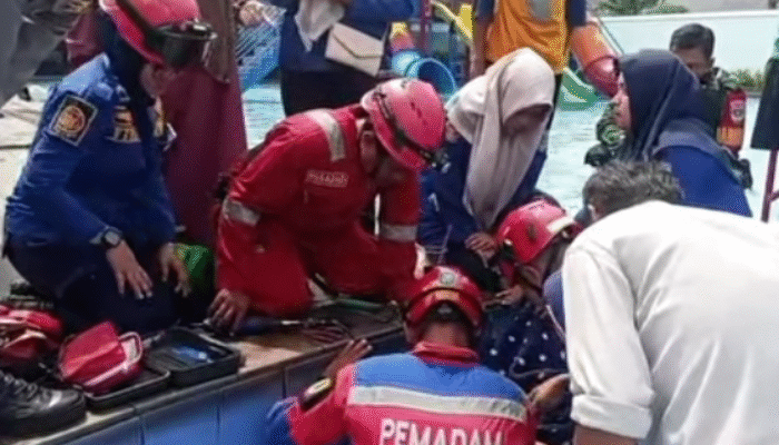 Tangan Terjepit Pipa Kolam, Seorang Anak di Bekasi Dievakuasi Damkar
