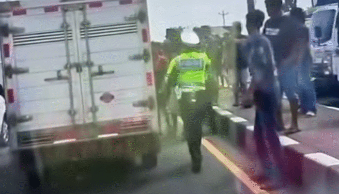 Miris! Massa Demo ODOL Rusak Ambulans di Karanganyar