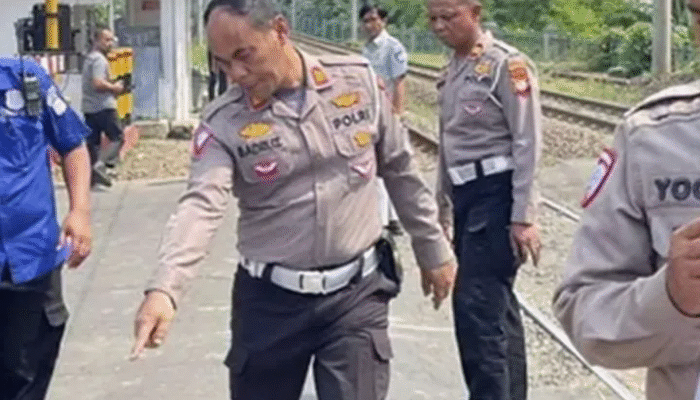 Palang Perlintasan Telat Ditutup, Sebuah Truk Tertabrak KRL di Tangerang