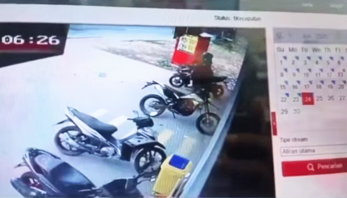Detik-Detik Motor Raib di Alfamart Rawa Banteng Terekam CCTV