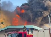 Toko Ban di Bekasi Terbakar, Api Sulit Padam karena Minim Ventilasi