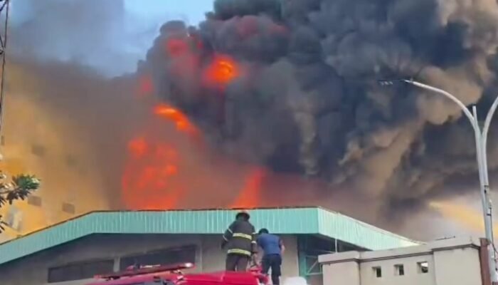 Toko Ban di Bekasi Terbakar, Api Sulit Padam karena Minim Ventilasi