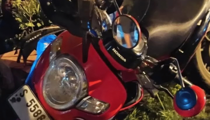 Pengendara Motor Patah Tulang usai Tertabrak KA di Lamongan