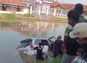 Sopir Diduga Mengantuk, Minibus Tercebur ke Irigasi di Karawang