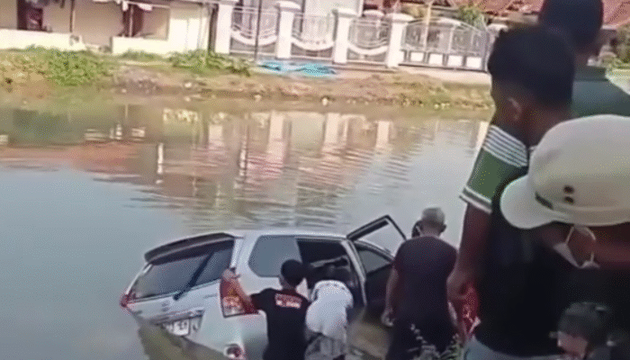 Sopir Diduga Mengantuk, Minibus Tercebur ke Irigasi di Karawang