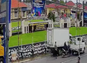 Terekam CCTV, Pengendara Motor Serang Polisi di Bengkulu