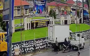 Terekam CCTV, Pengendara Motor Serang Polisi di Bengkulu