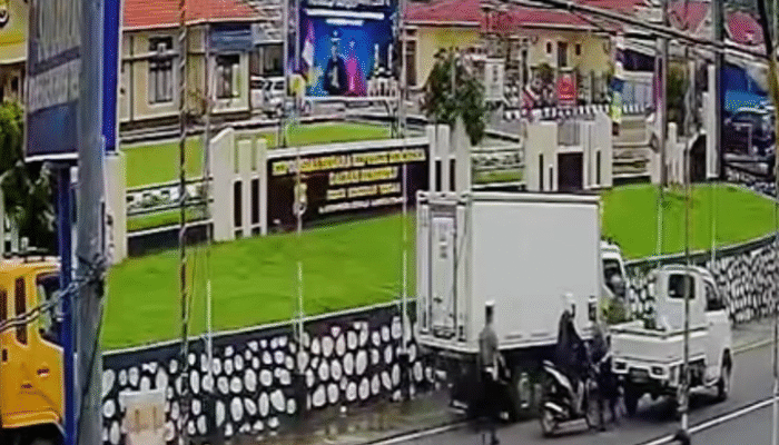 Terekam CCTV, Pengendara Motor Serang Polisi di Bengkulu
