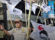 Satpol PP Solo Tertibkan 385 Bendera PSI yang Terpasang di Zona Terlarang