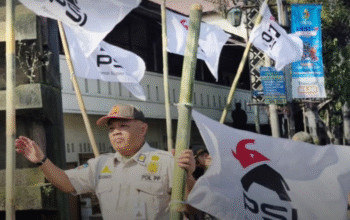 Satpol PP Solo Tertibkan 385 Bendera PSI yang Terpasang di Zona Terlarang