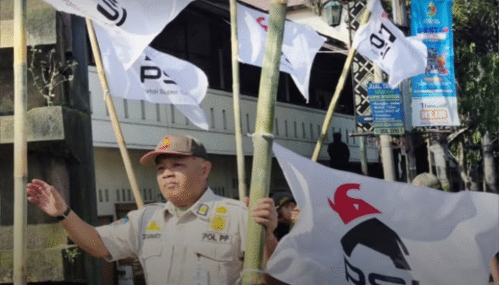 Satpol PP Solo Tertibkan 385 Bendera PSI yang Terpasang di Zona Terlarang