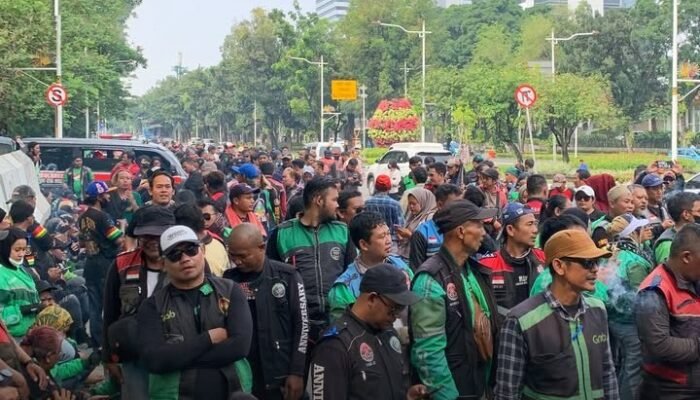 Pengemudi Ojol Gelar Aksi Tolak Status Buruh dan Potongan 20%