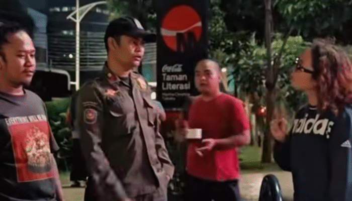 Satpol PP Tertibkan Perpustakaan Jalanan di Blok M