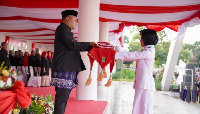 Pembawa Baki Bendera Merah Putih di Karangpawitan, Ini Perjalanan Hebat Annisa Fayruzzain
