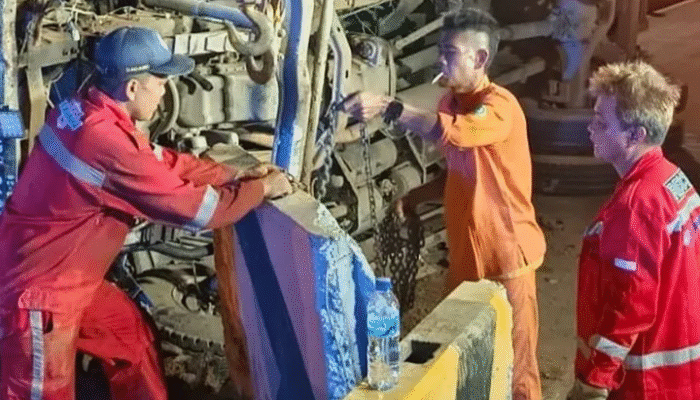 WN Jepang Tewas Tertimpa Truk Overload yang Terbalik di Exit Tol Karawang Barat