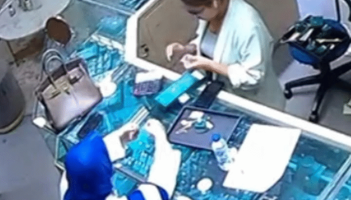 Wanita Curi Berlian, Mal Kelapa Gading, Jakarta Utara