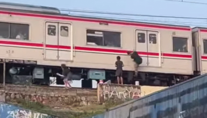 Aksi Anak di Pintu KRL Bekasi Viral, KCI Imbau Orang Tua Lebih Waspada