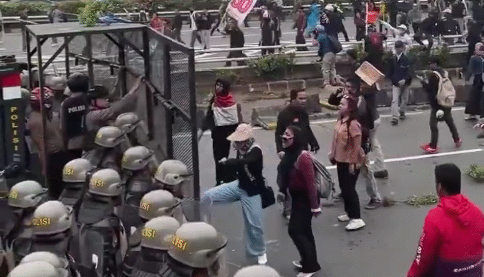 Aksi Demonstrasi di Gedung DPR Berakhir Ricuh, Massa Rusak Barikade