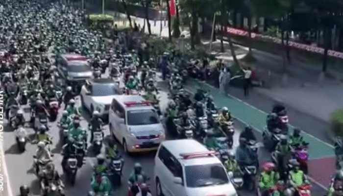 Haru! Ratusan Driver Ojek Online Iringi Prosesi Pemakaman Affan Kurniawan