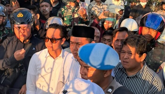 Takjub! Ketua DPRD Karawang Hadir Langsung Dengarkan Aspirasi Masyarakat di Depan Kerumunan Pendemo