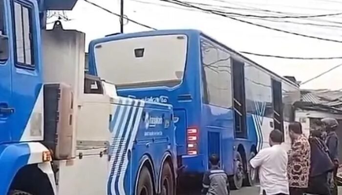 Diduga Rem Blong, Bus Transjakarta Tabrak 4 Ruko di Pulogebang