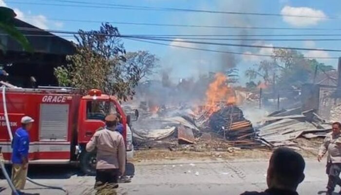 Tiga Gudang di Cerme Gresik Terbakar, Satu Mobil dan Empat Kambing Ludes