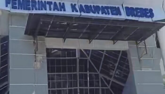 Atap Kantor Pemerintahan Terpadu Brebes Roboh, 3 Pekerja Terluka