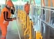 Skywalk Kebayoran Lama Dibersihkan usai Warga Keluhkan Bau Tak Sedap