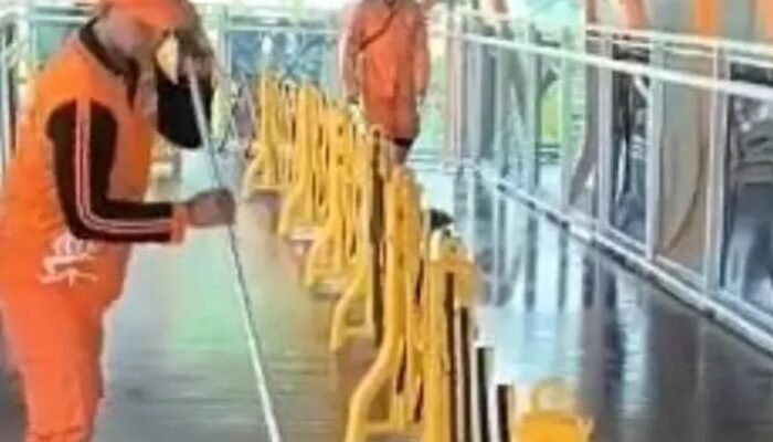 Skywalk Kebayoran Lama Dibersihkan usai Warga Keluhkan Bau Tak Sedap