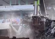 Mercedes Benz Rp3,3 Miliar Hancur Tertimpa Reruntuhan Ponpes Al Khoziny
