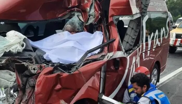 Travel Daytrans Hantam Truk di Tol Cipularang, Satu Penumpang Tewas di Tempat