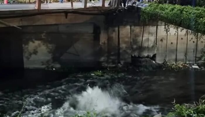 PGN Selidiki Sumber Semburan Air Berbau Gas di Sungai Rungkut Madya Surabaya