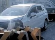 Mobil Xpander Tabrak Barrier di Gresik, Nyaris Adu Banteng dengan Truk Box